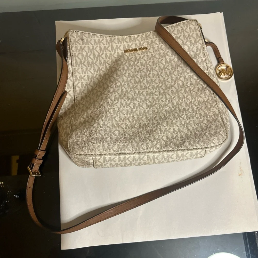 Michael Kors Jet Set Large Messenger Bag